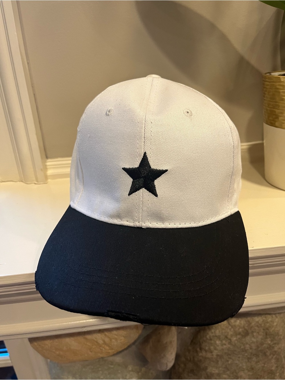HAUTE SHORE Women’s Two-Tone Star Cap NWOT White and Black